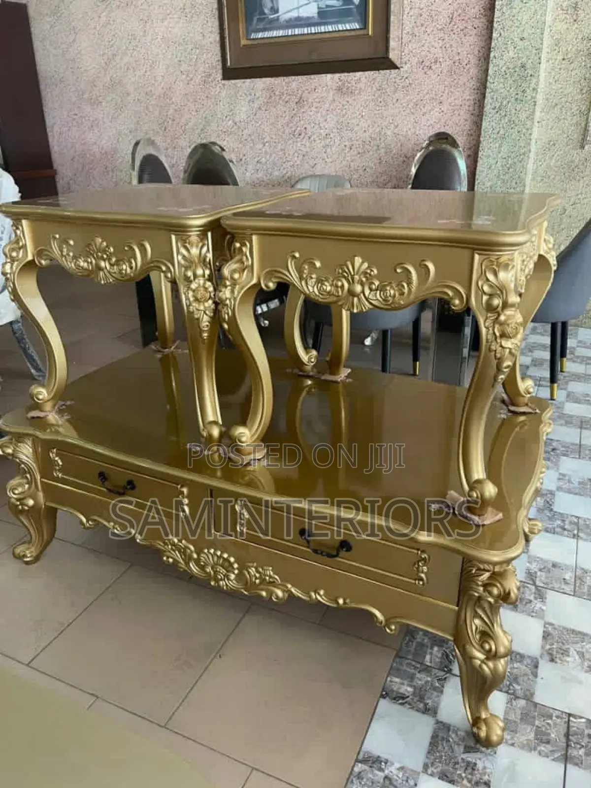 Modern Royal Center With 2 Side Stools