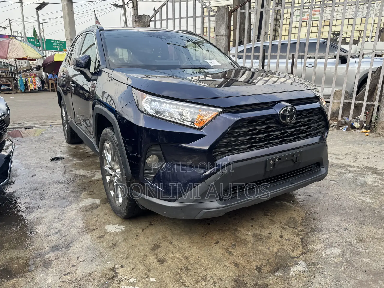Toyota RAV4 XLE AWD 2019 Blue