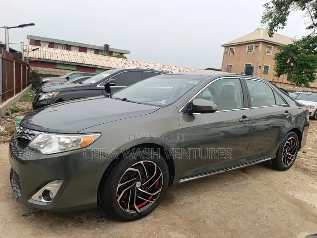 Toyota Camry SE 4dr Sedan (2.5L 4cyl 6A) 2013 Gray