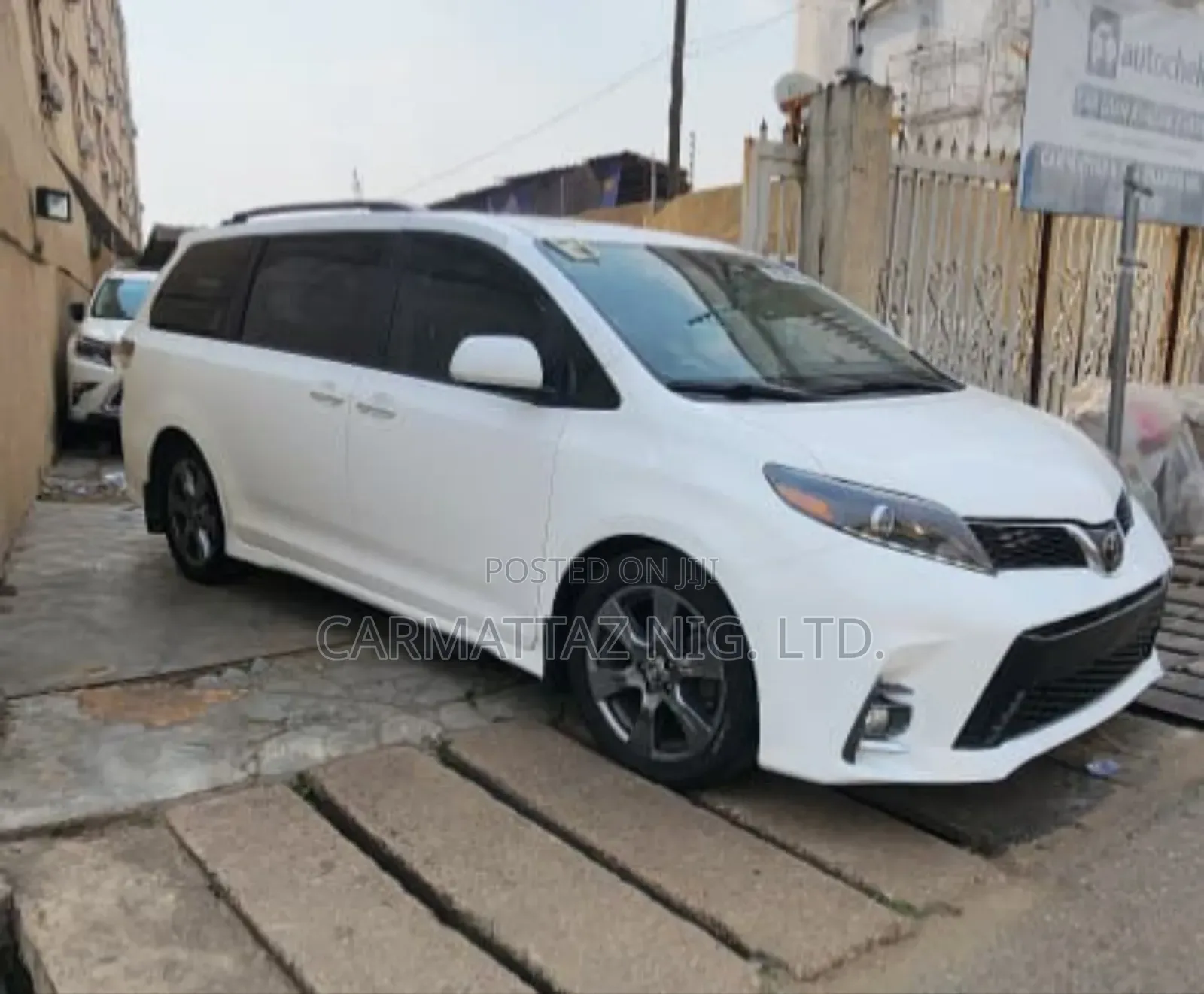 Toyota Sienna SE Premium (3.5L 6cyl 8A) 2018 White