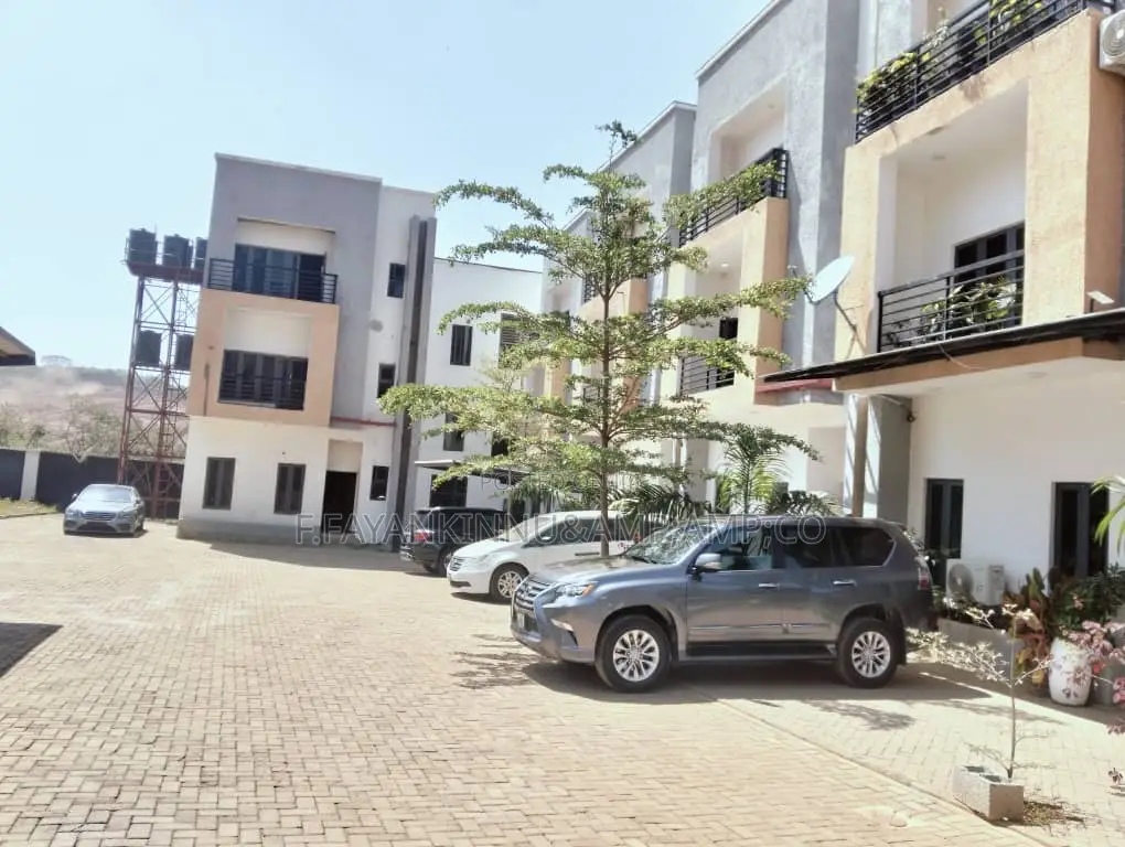 5bdrm Townhouse / Terrace in Guzape District for rent