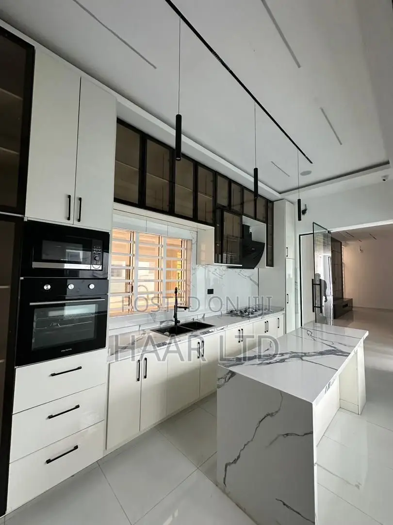 5bdrm Duplex in Ologolo for sale