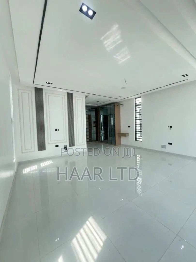 5bdrm Duplex in Lekki Phase 2 for sale