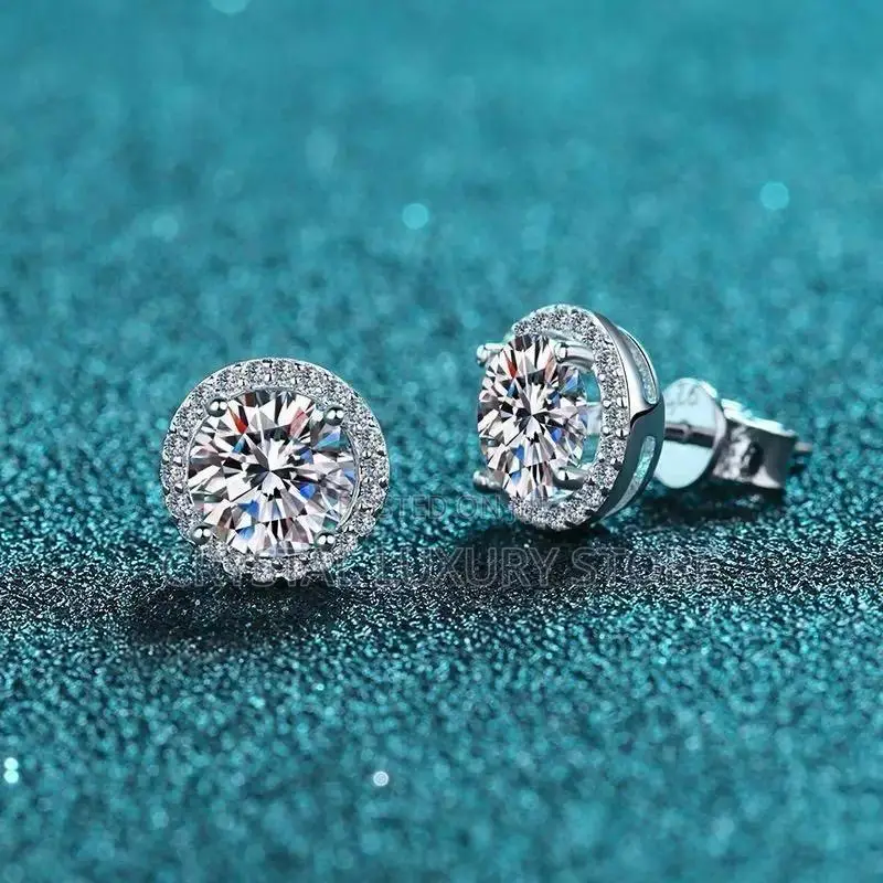 Moissanite Diamond Quality Luxury Earring Passes the Diamond Test