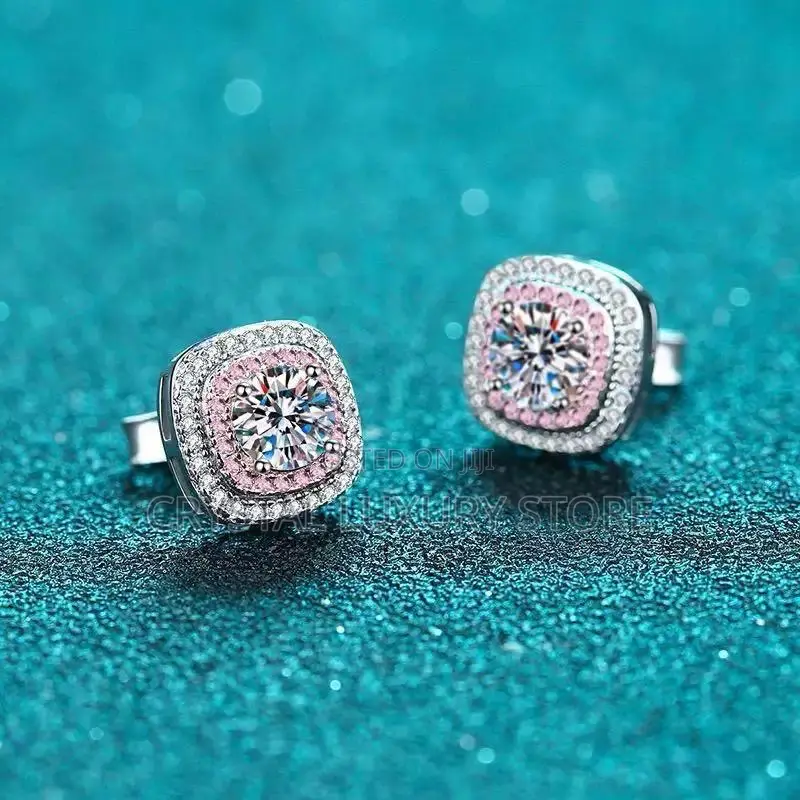 Moissanite Diamond Quality Luxury Earring Passes the Diamond Test