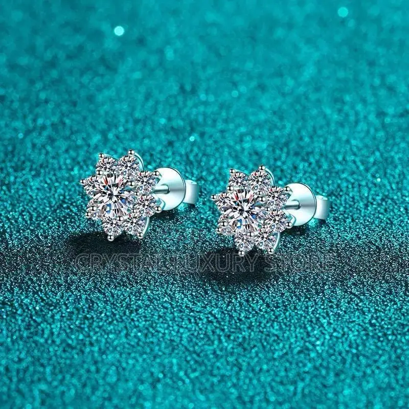 Moissanite Diamond Quality Luxury Earring Passes the Diamond Test