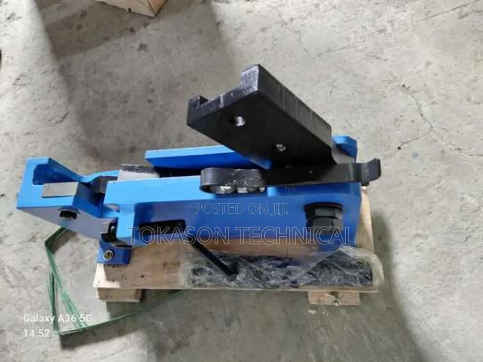 Manual Rebar Cutting Machine, Specifically the Model Ms-32.