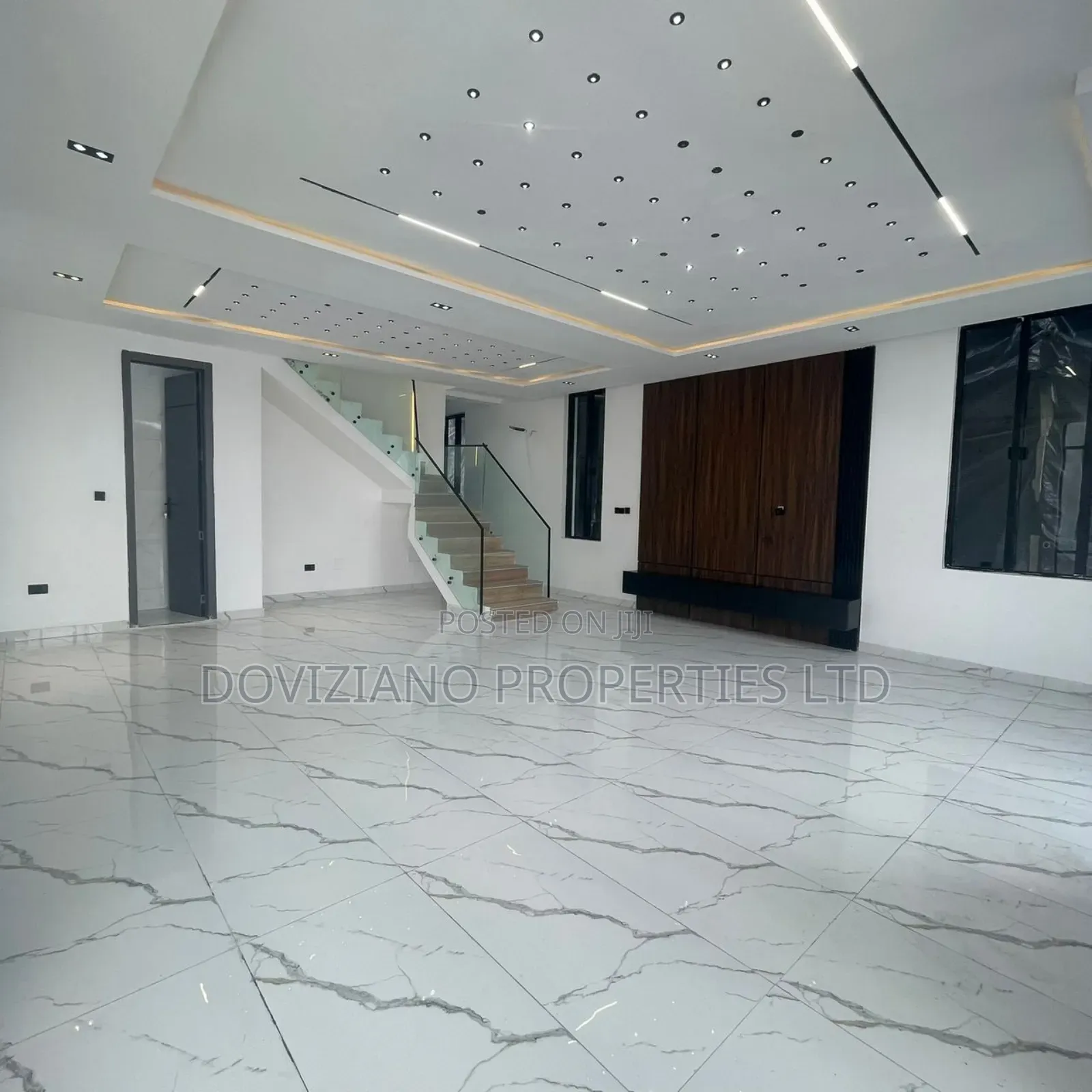 5bdrm Duplex in Chevron for sale