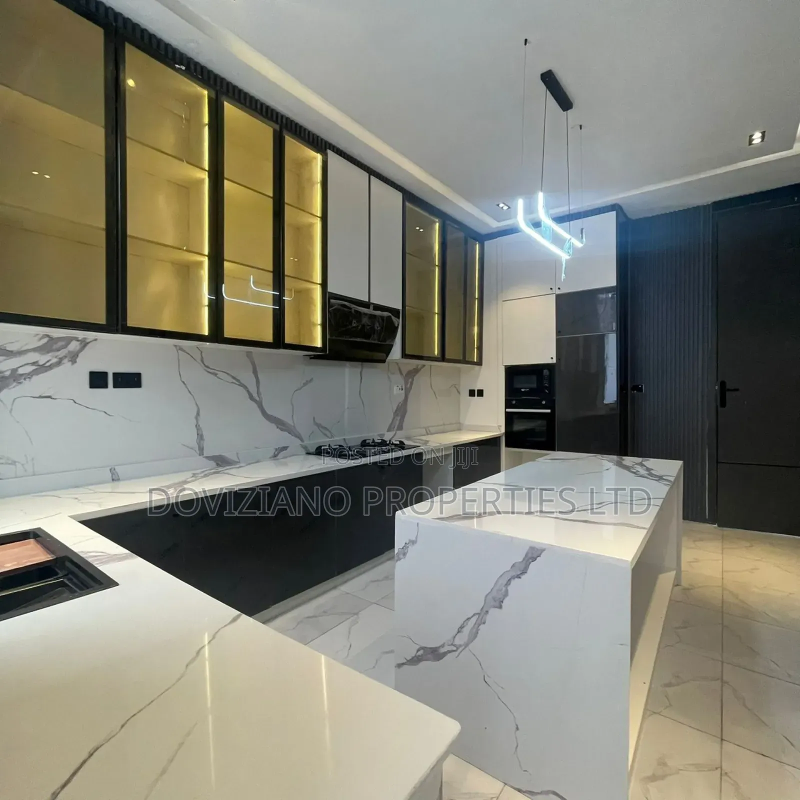 5bdrm Duplex in Chevron for sale
