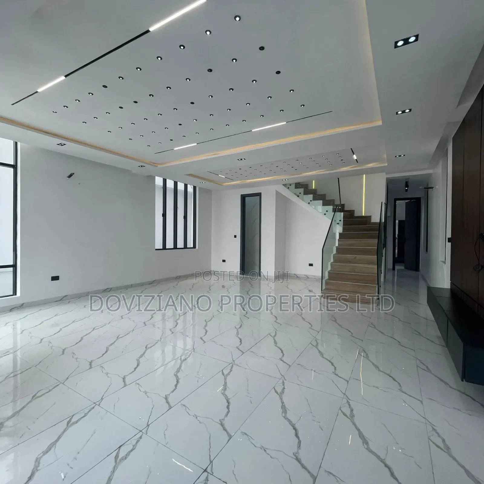5bdrm Duplex in Chevron for sale