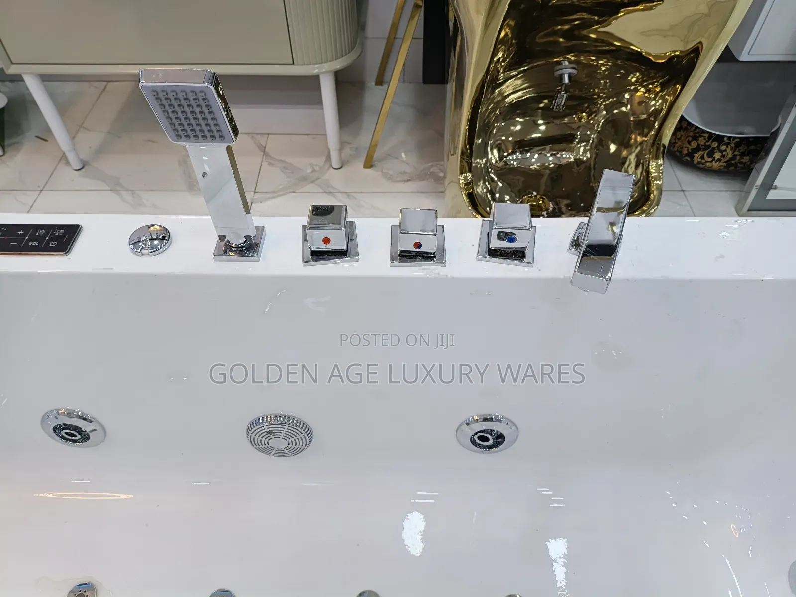 White and Stainless Luxury Jacuzzi With See Through Glass