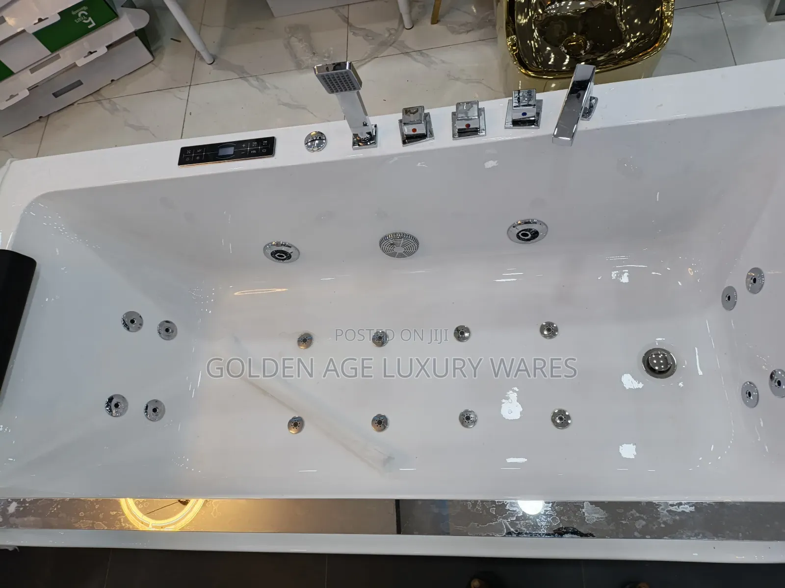 White and Stainless Luxury Jacuzzi With See Through Glass
