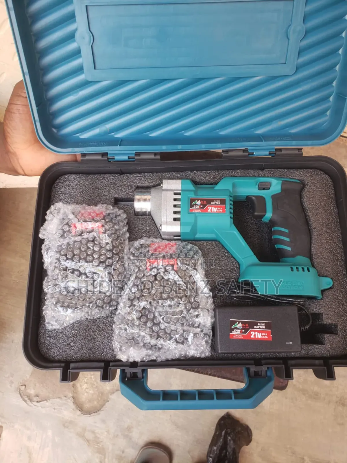 Cordless Concrete Vibrator Makita 118v