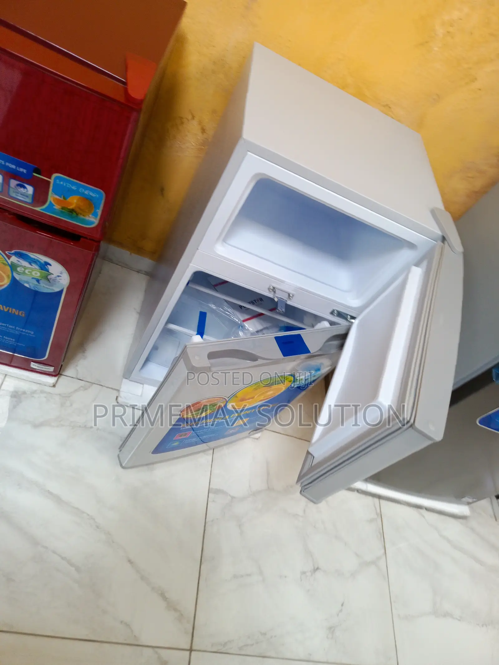 Elegant 90l Silver Mini Refrigerator – Countertop Design for Any Space