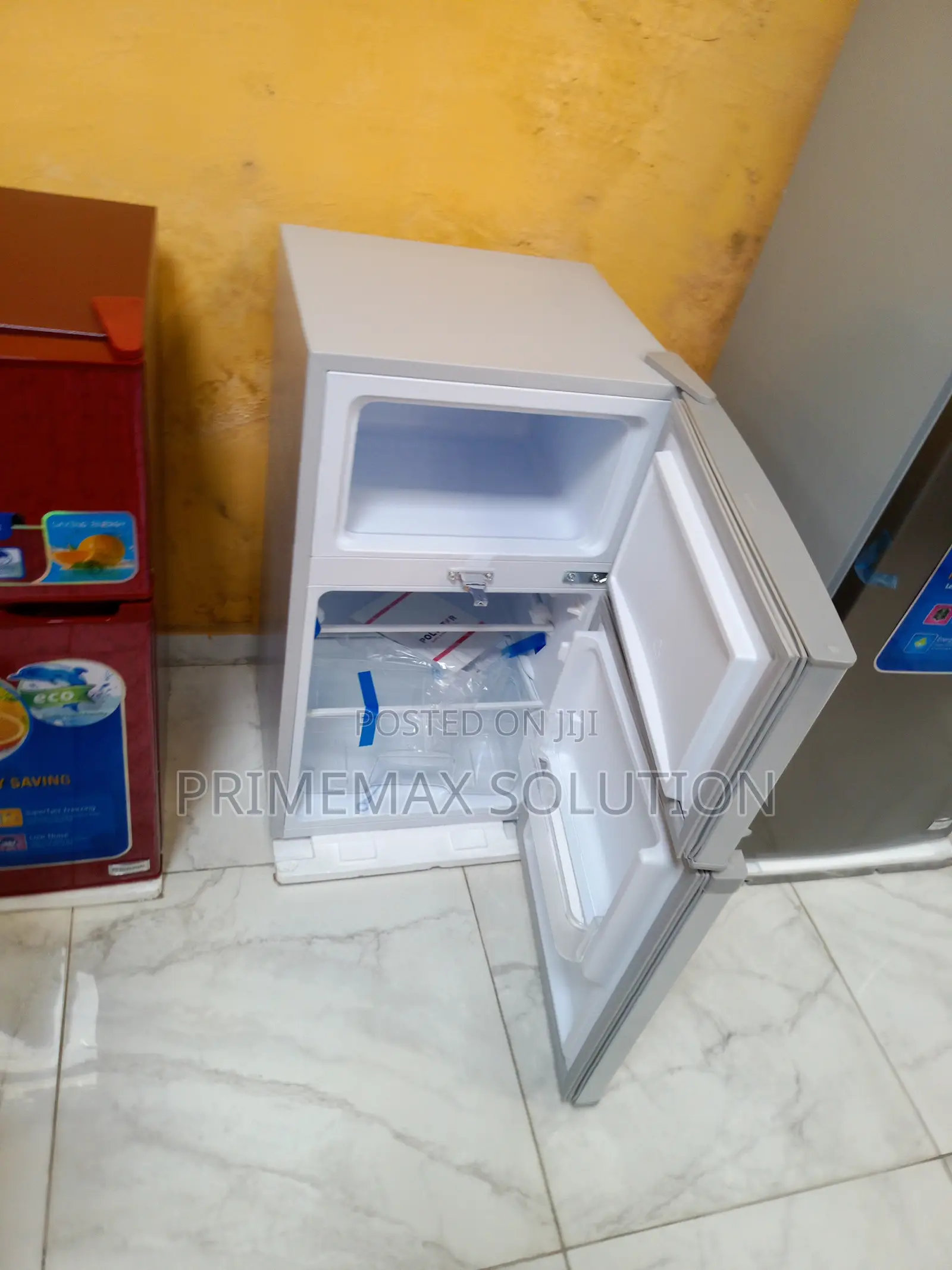 Modern 90l Silver Mini Bar Fridge – Countertop Cooling Solution