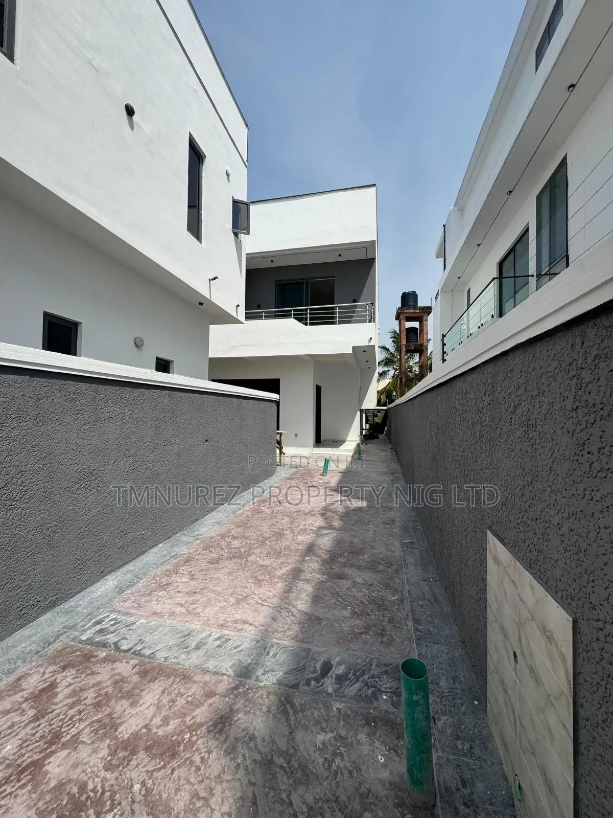 4bdrm Duplex in New Road, Chevron for sale