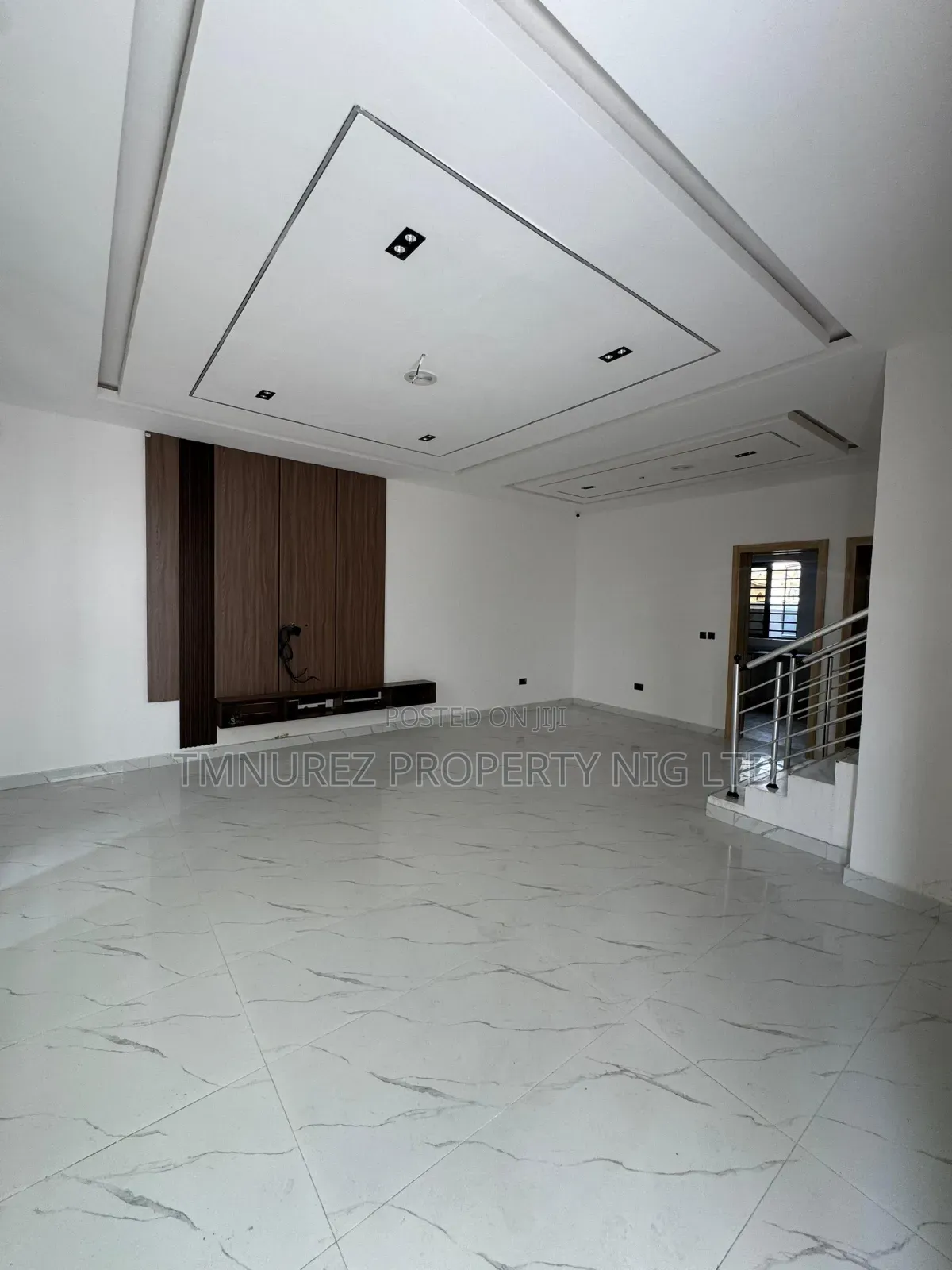 4bdrm Duplex in New Road, Chevron for sale