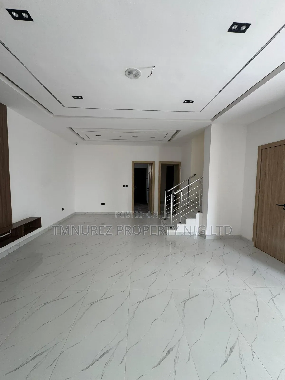 4bdrm Duplex in New Road, Chevron for sale