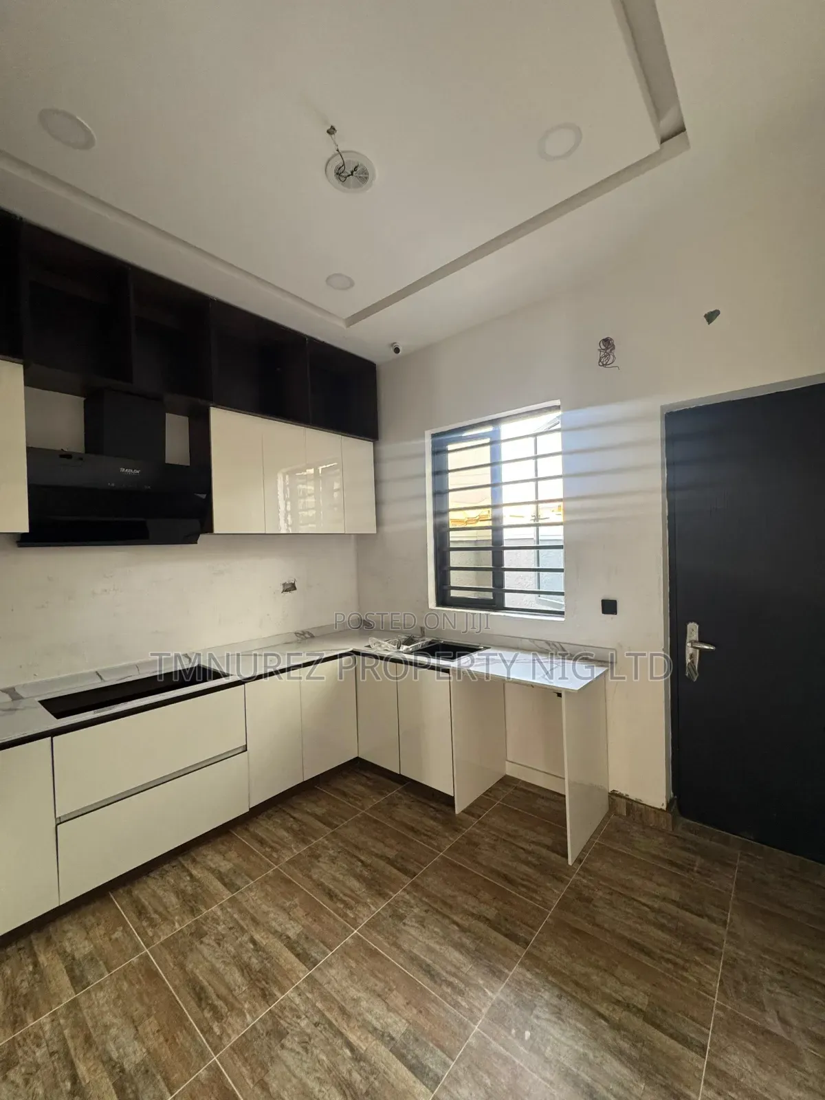 4bdrm Duplex in New Road, Chevron for sale
