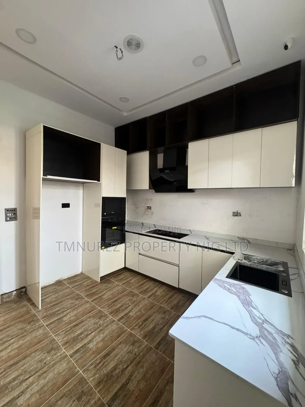 4bdrm Duplex in New Road, Chevron for sale