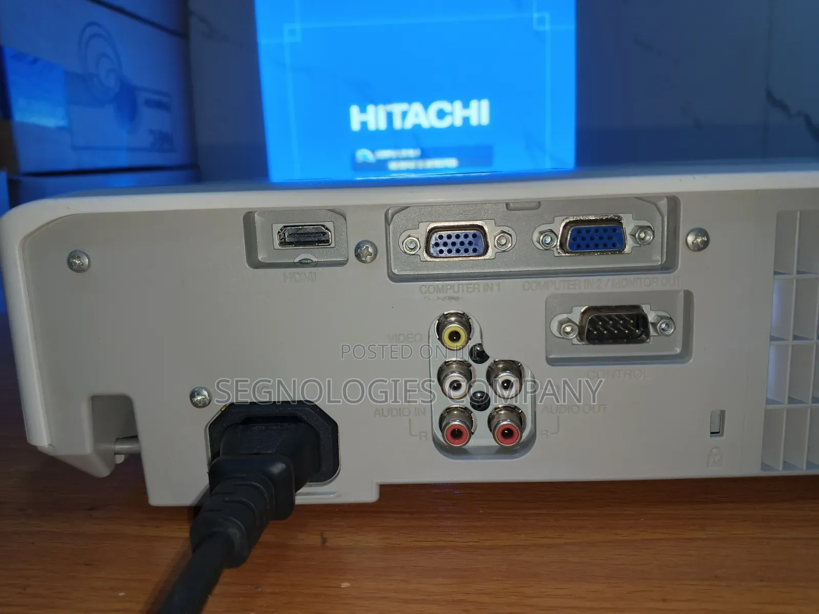 Hitachi Cp-ex402 4200 Lumens Xga Multimedia Projector