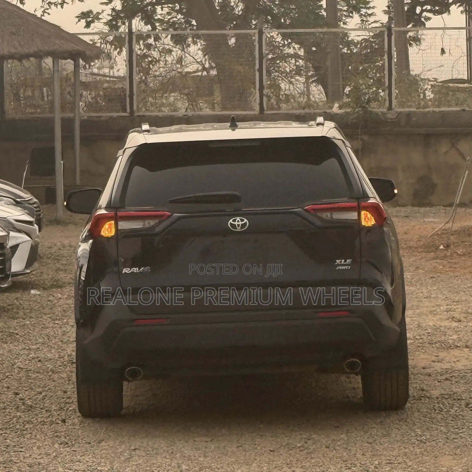 Toyota RAV4 XLE Premium 2021 Blue