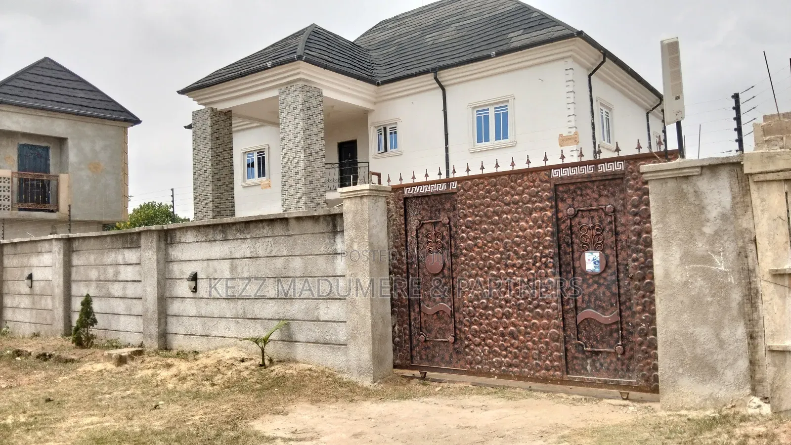 5bdrm Duplex in Inside An Estate, for sale