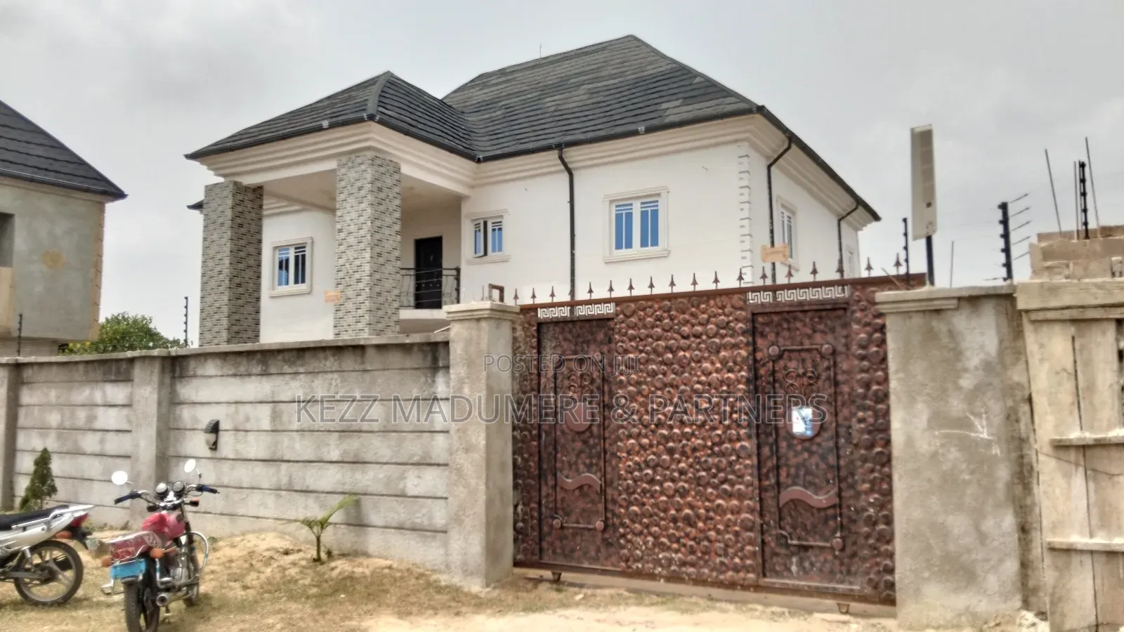 5bdrm Duplex in Inside An Estate, for sale