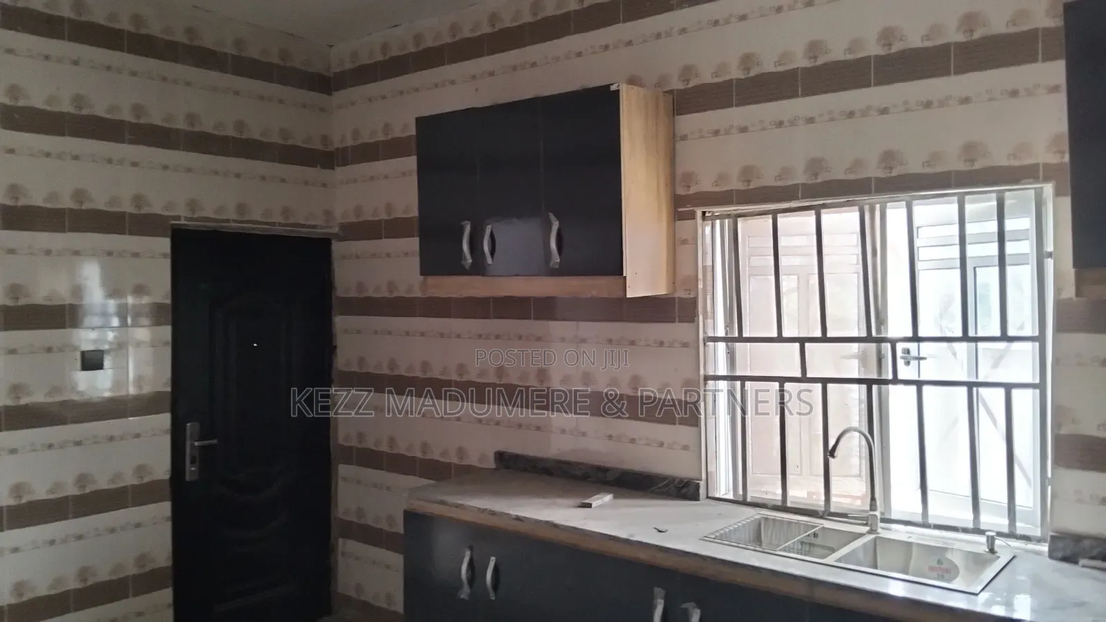 5bdrm Duplex in Inside An Estate, for sale