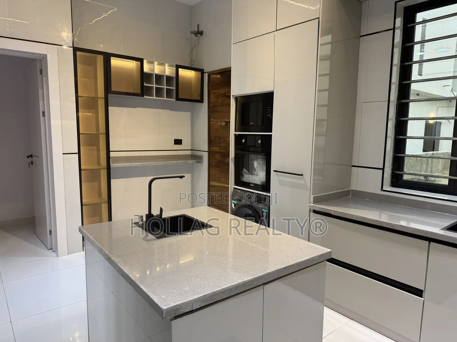6bdrm Duplex in Discovery Park, Chevron for sale