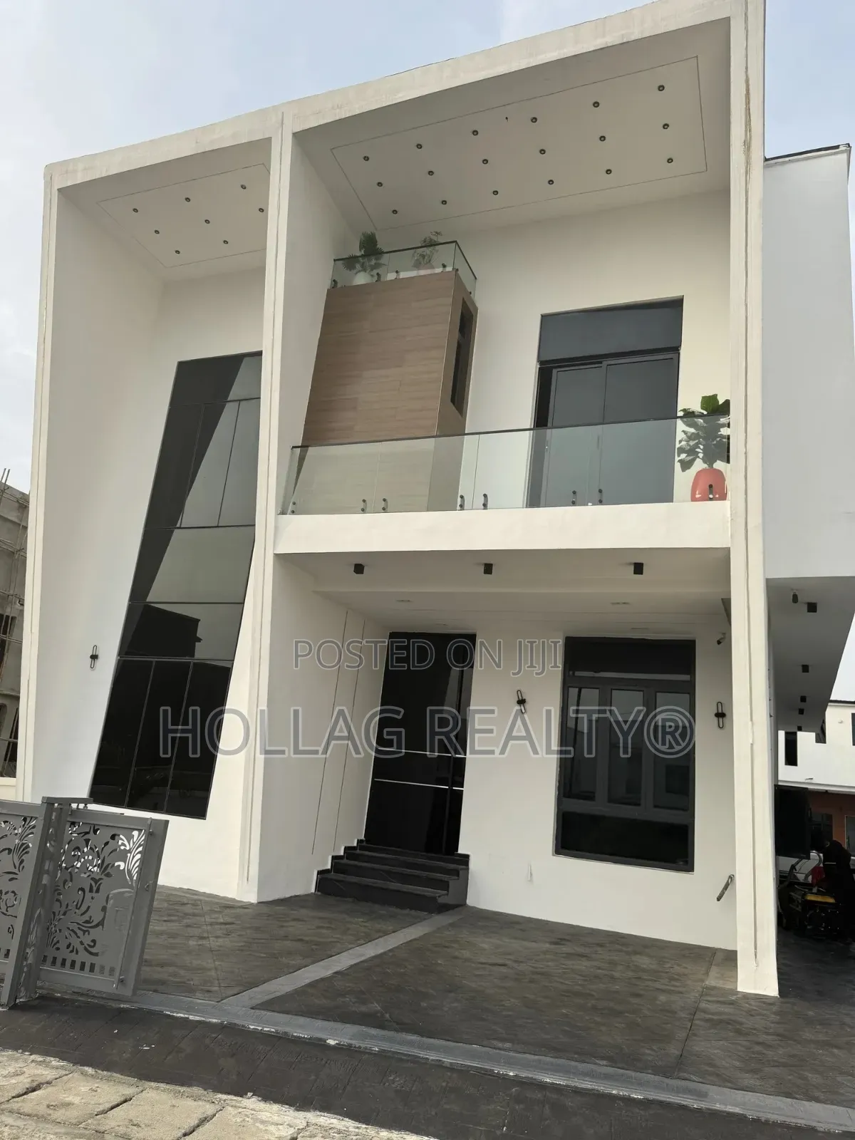6bdrm Duplex in Discovery Park, Chevron for sale