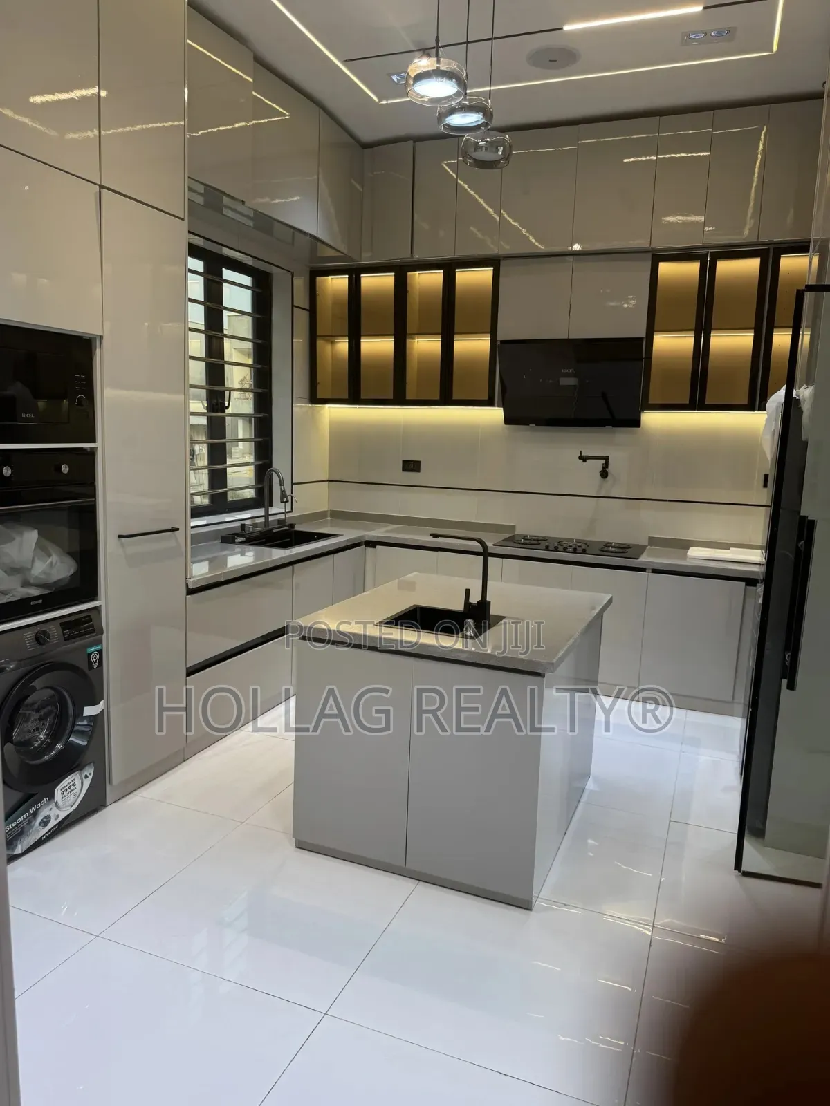 6bdrm Duplex in Discovery Park, Chevron for sale