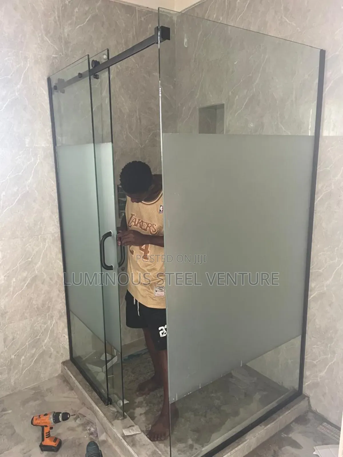 A Shower Cubicle With a Long Lifespan, Film Profile, Black Accessories