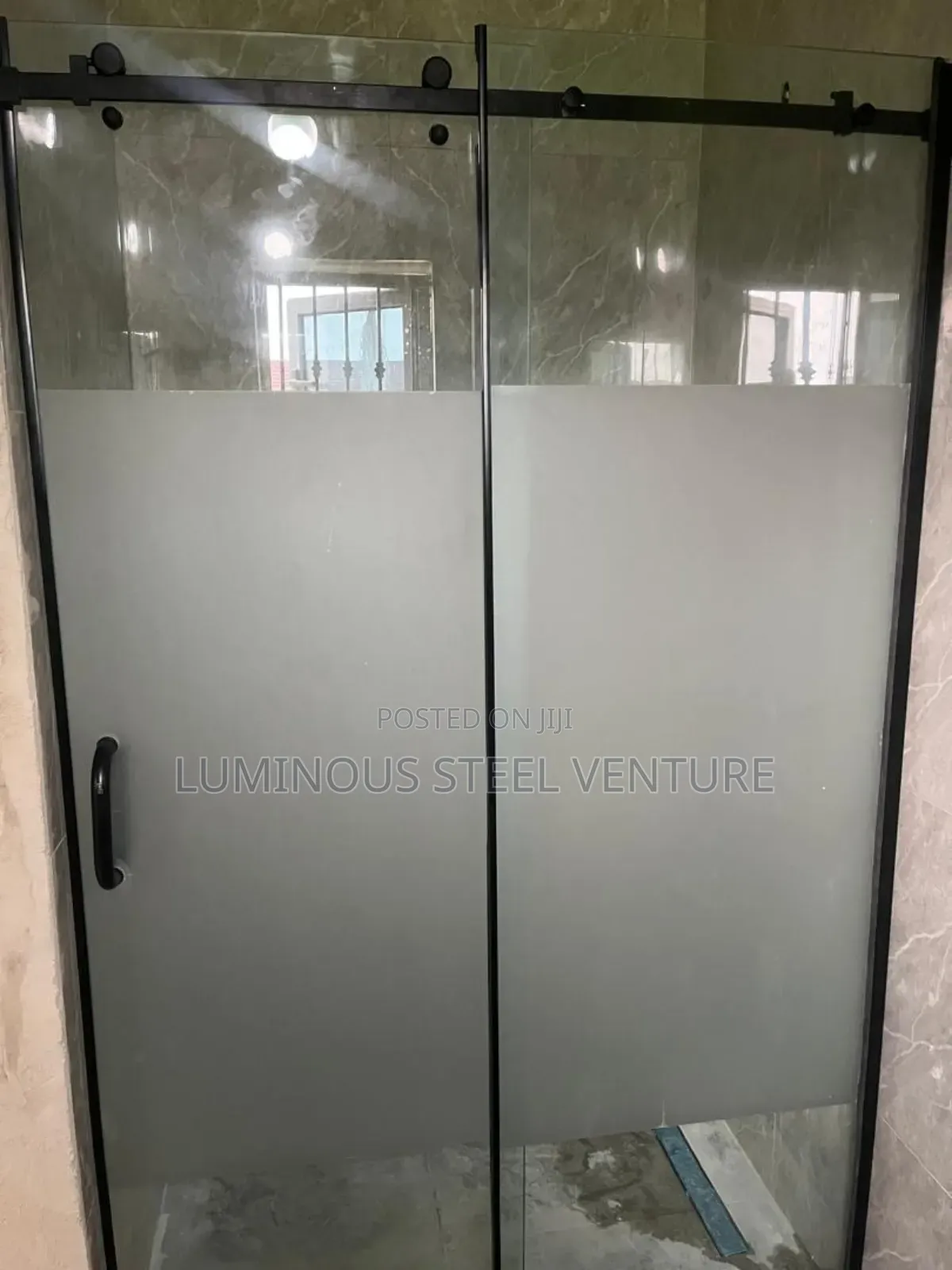 A Shower Cubicle With a Long Lifespan, Film Profile, Black Accessories