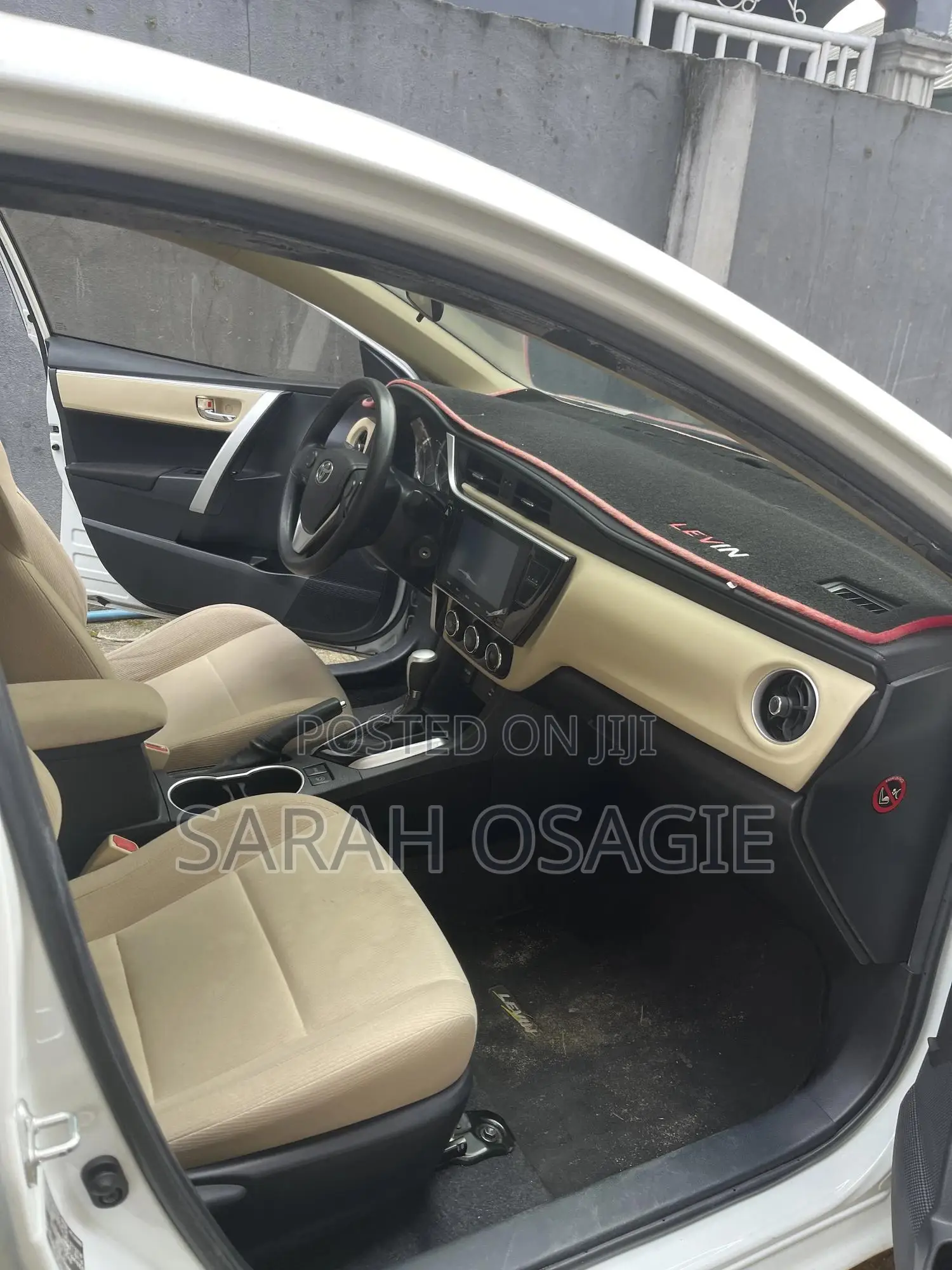 Toyota Corolla LE (1.8L 4cyl 2A) 2018 Off white