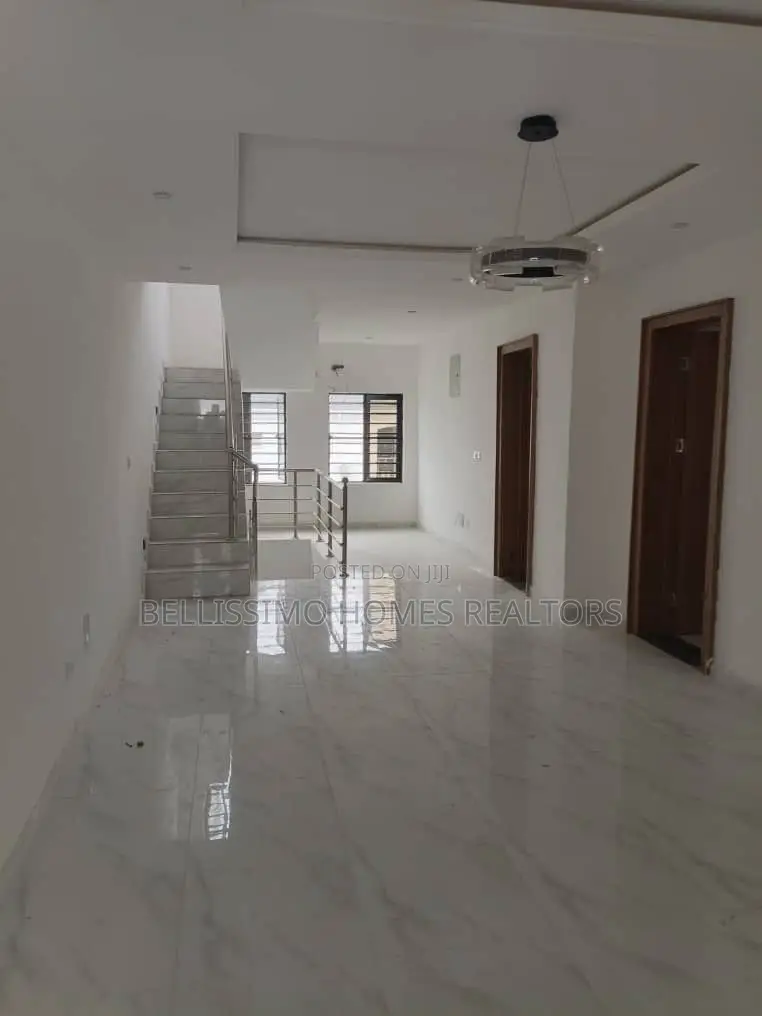 2bdrm Townhouse/Terrace in Off Freedom Way, Lekki Phase 1 for sale