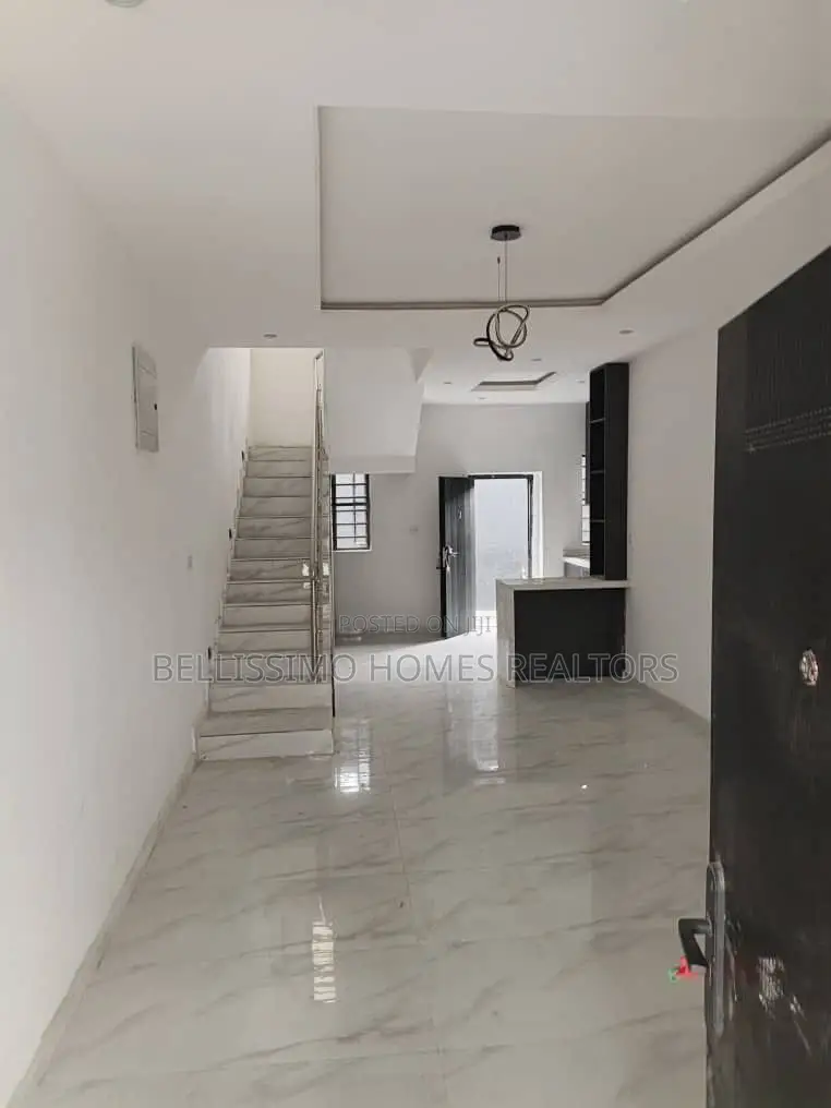 2bdrm Townhouse/Terrace in Off Freedom Way, Lekki Phase 1 for sale