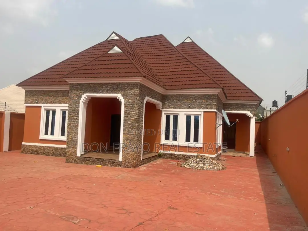 4bdrm Bungalow in Elebu Estate, Akala Express for sale