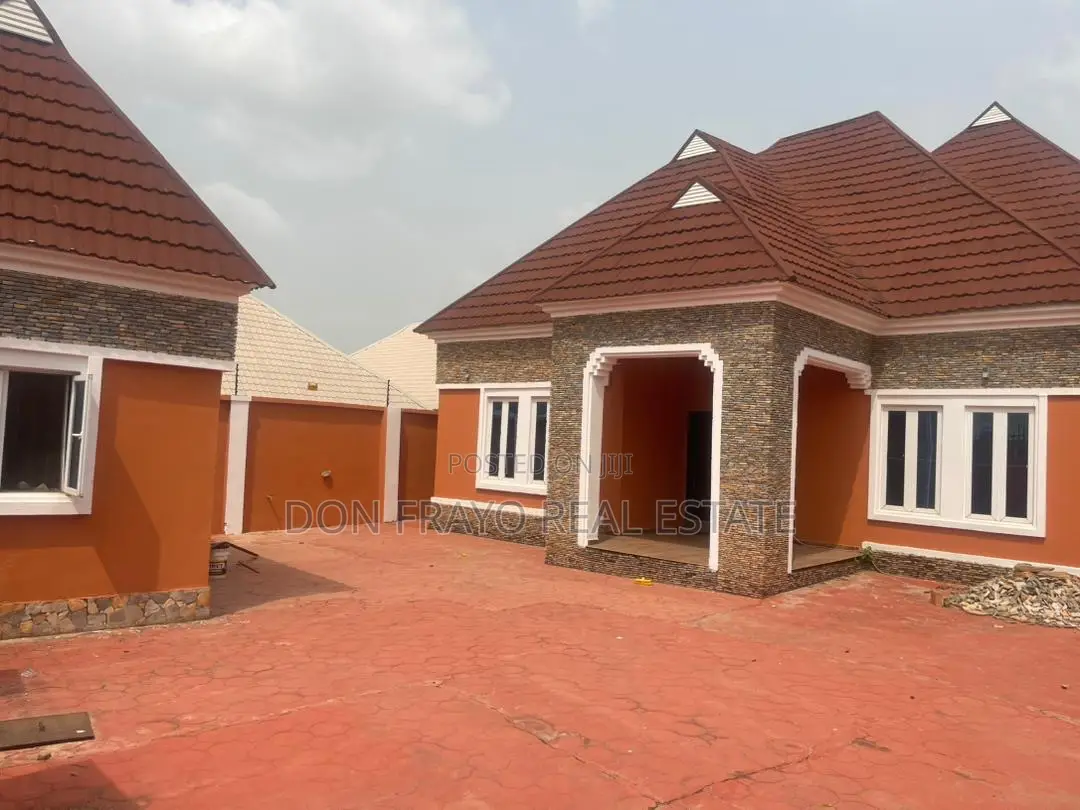 4bdrm Bungalow in Elebu Estate, Akala Express for sale