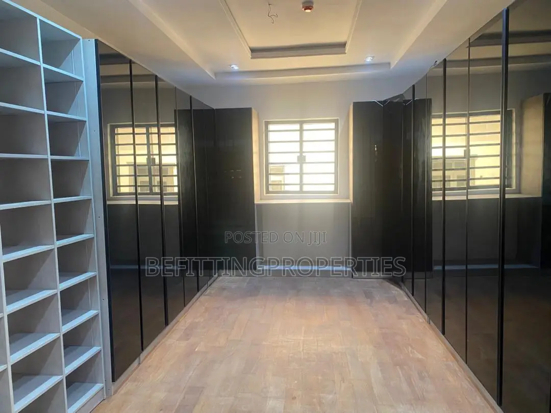 7bdrm Mansion in Ikeja GRA for sale