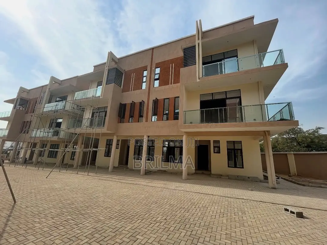 5bdrm Duplex in Kaura for sale