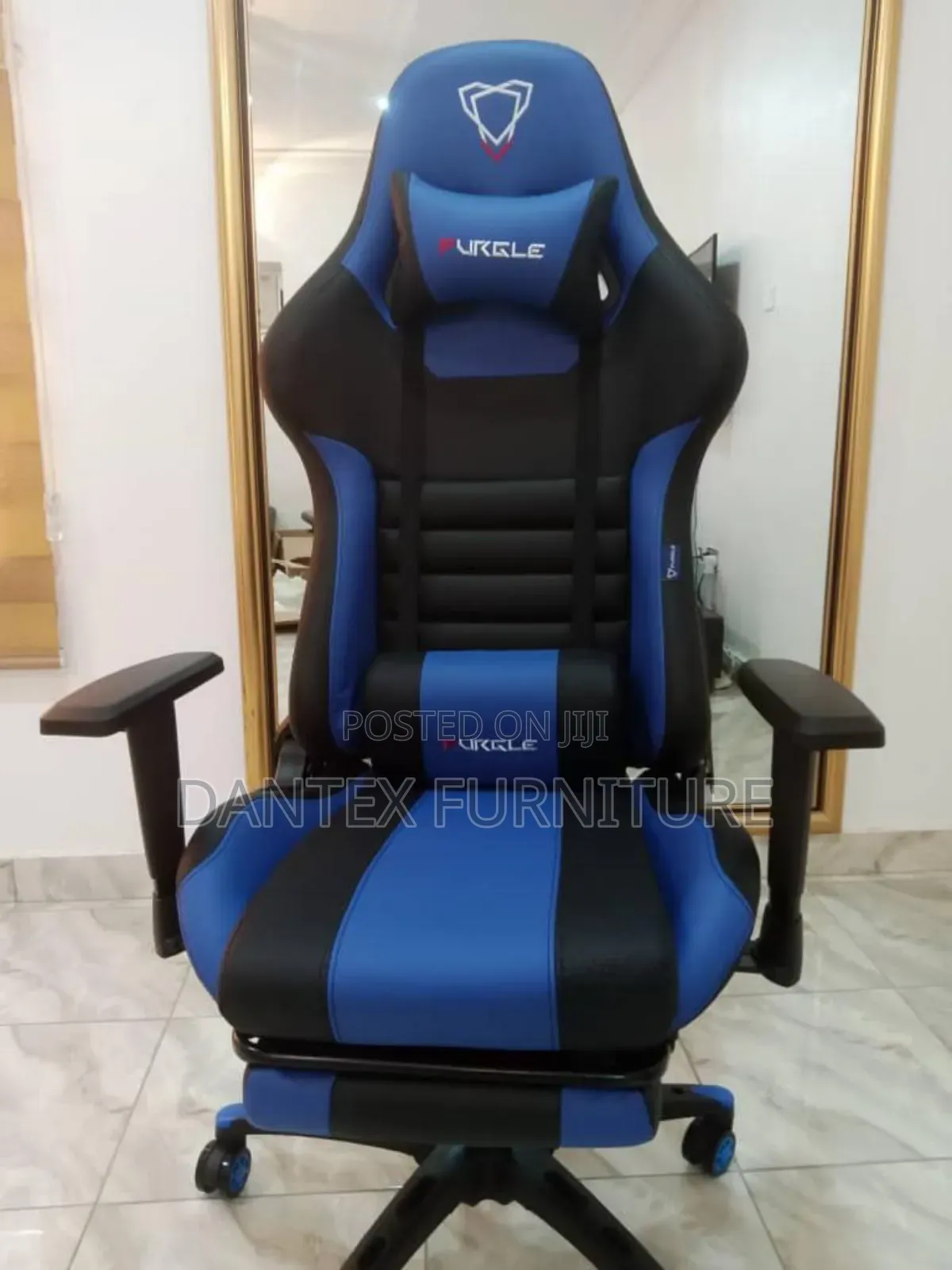 Gaming Chair With Adjustable Hand