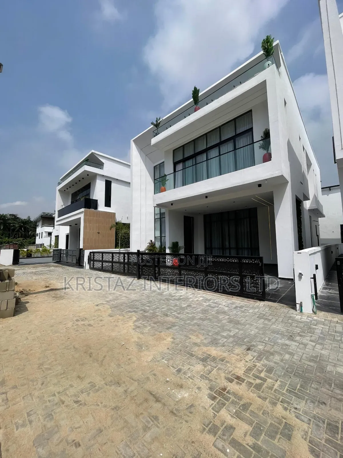 5bdrm Duplex in Chevron for sale
