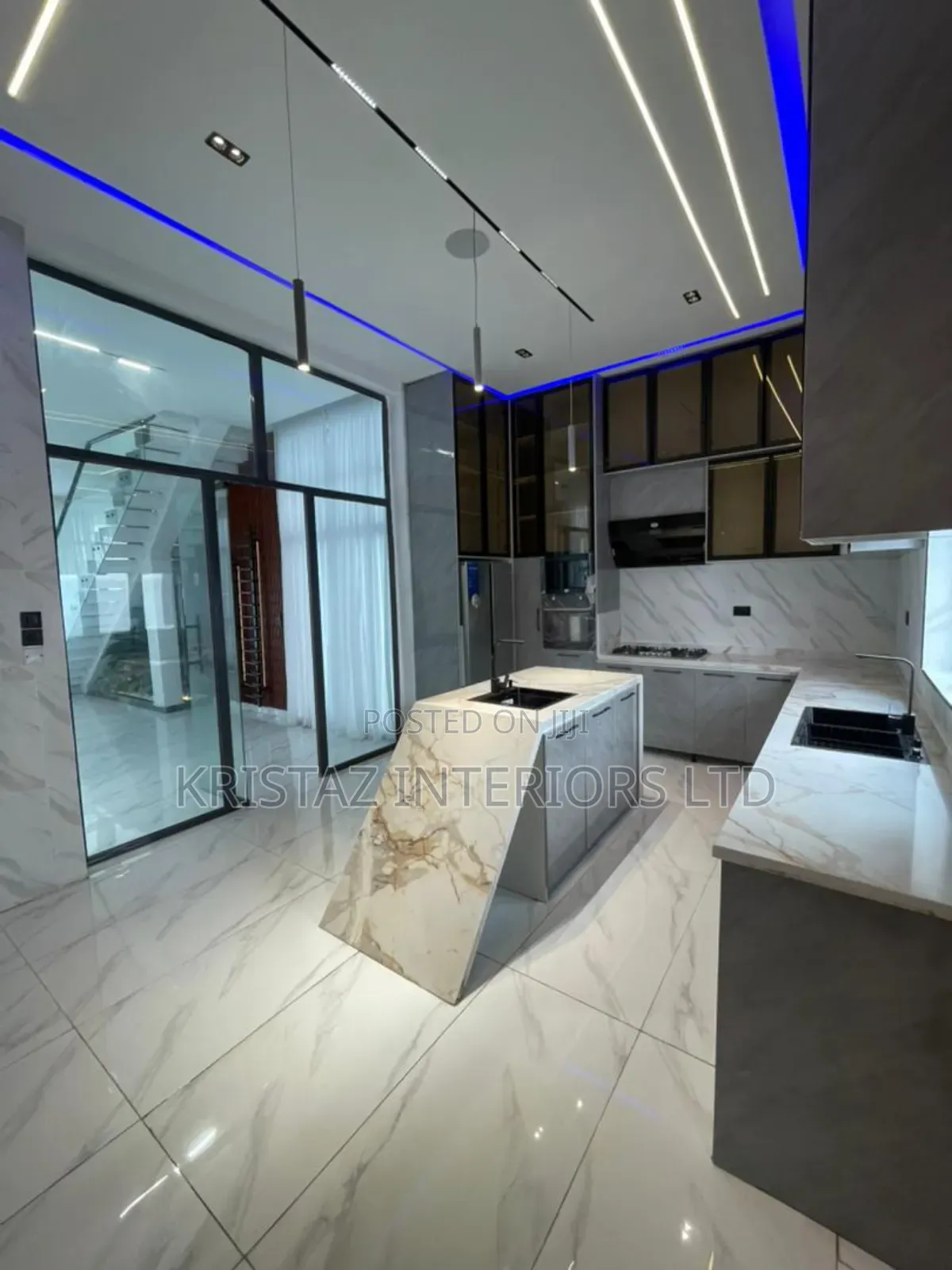 5bdrm Duplex in Chevron for sale