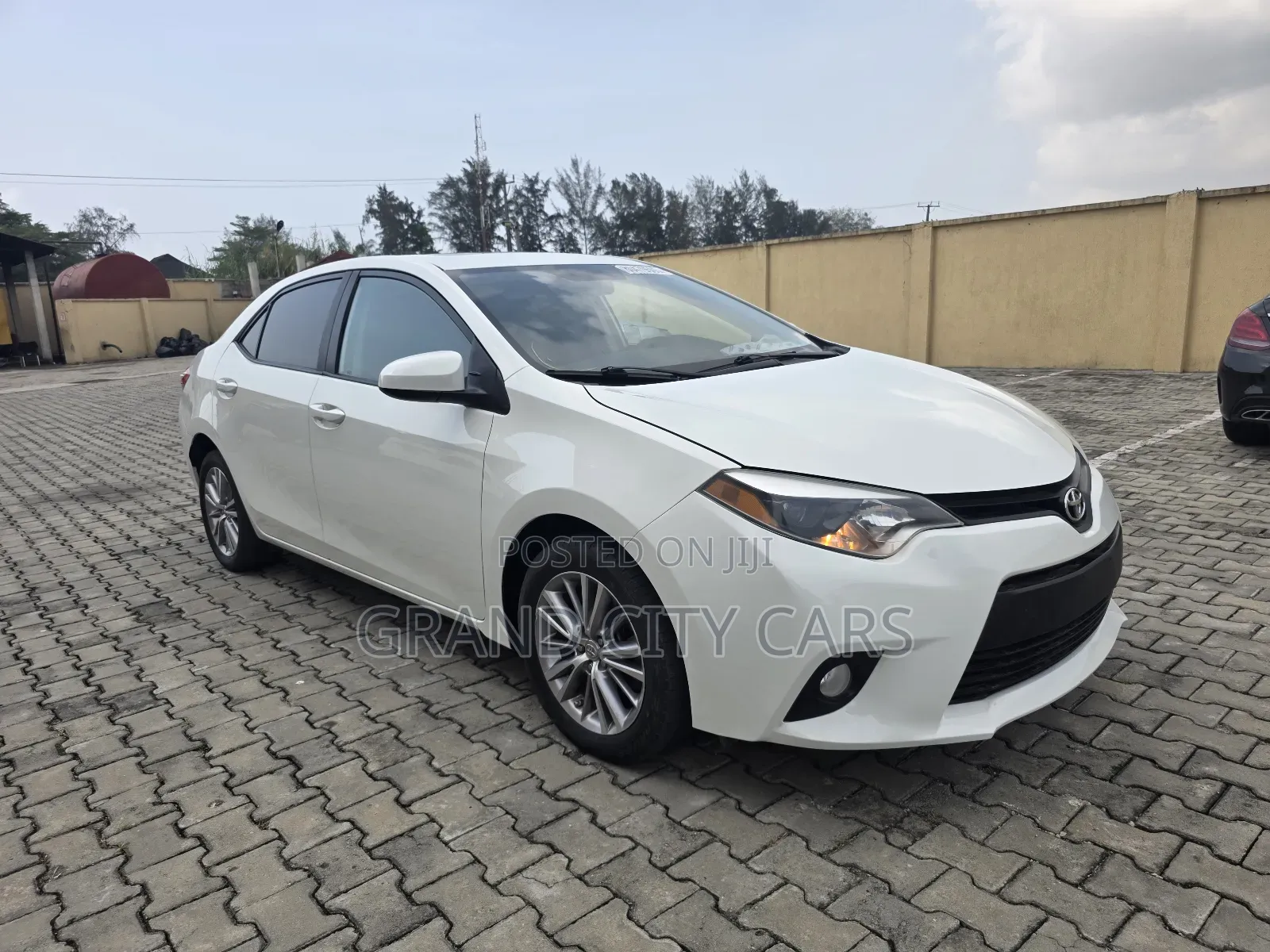 Toyota Corolla LE Premium 4dr Sedan (1.8L 4cyl CVT) 2014 White