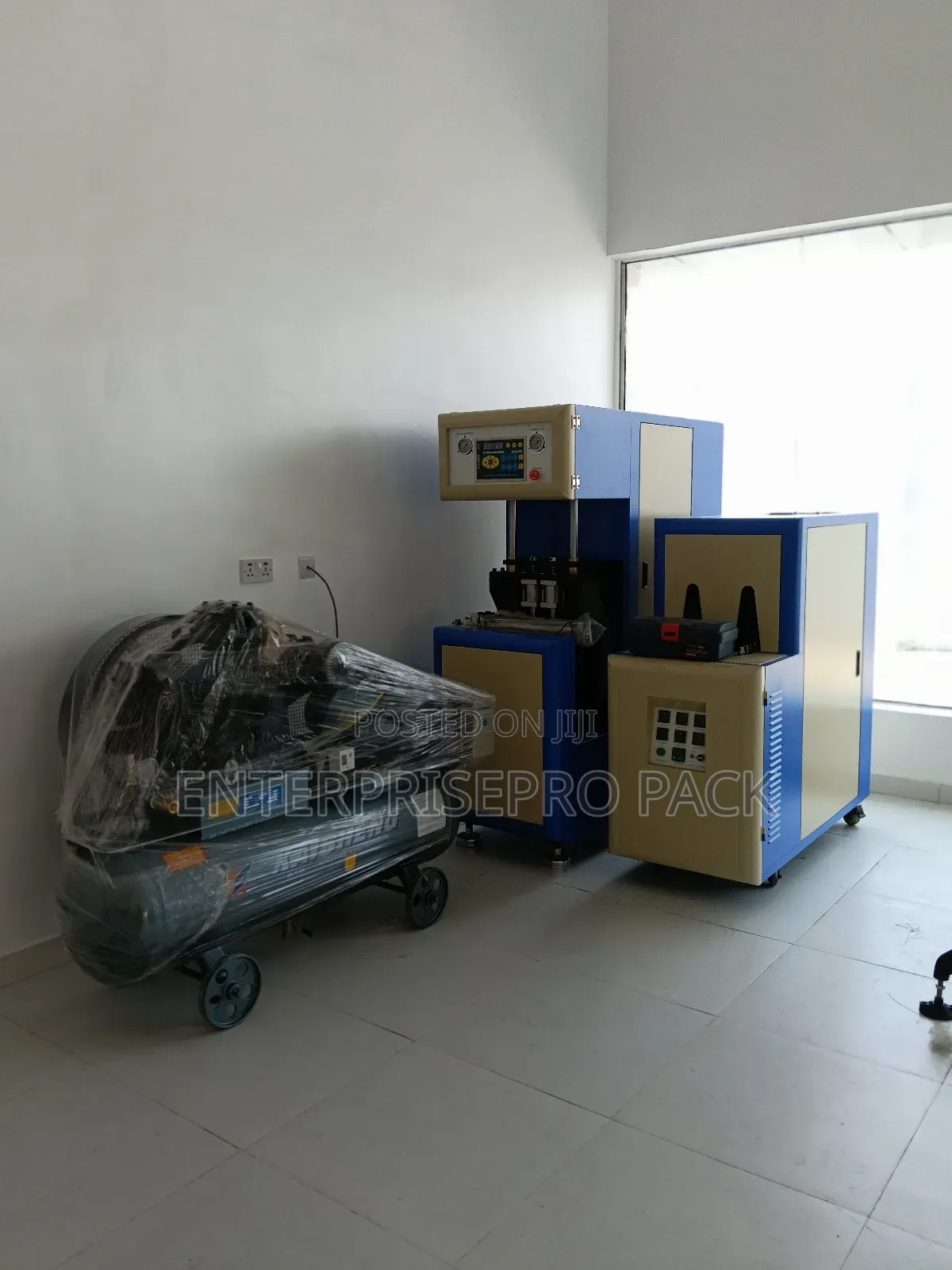 Semi Automatic Pet Bottle Blowing Machine With Compressor