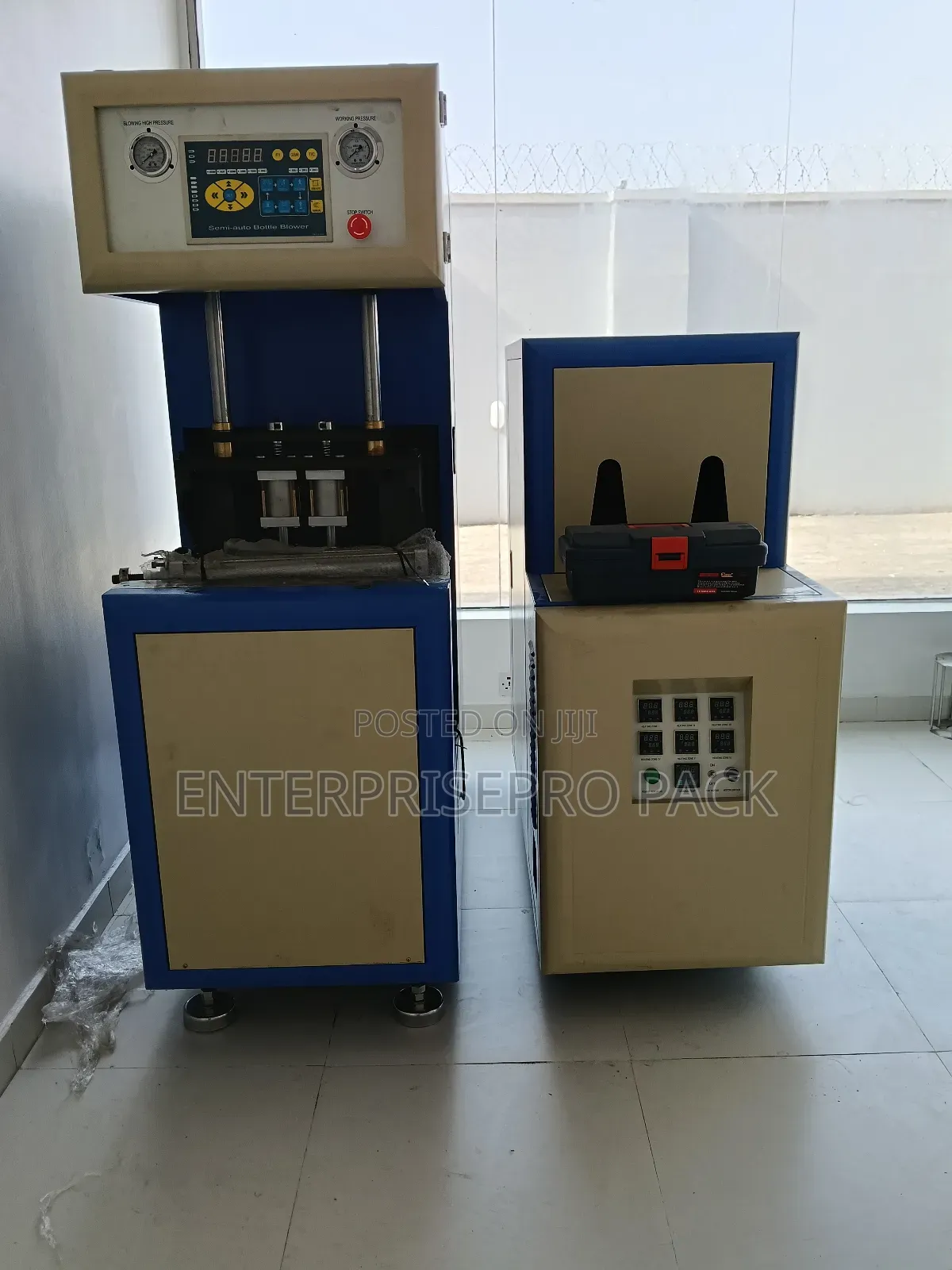 Semi Automatic Pet Bottle Blowing Machine With Compressor