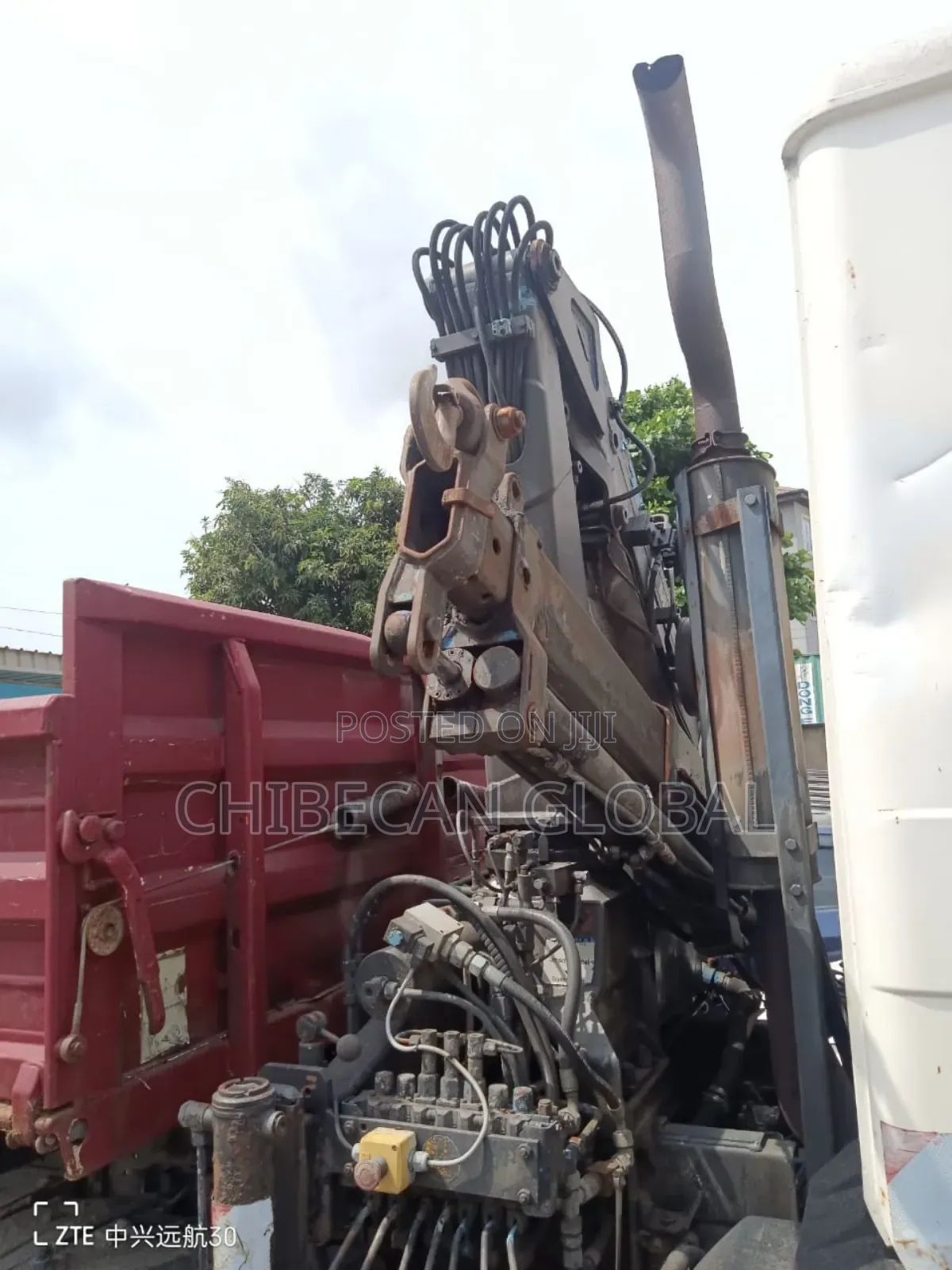 Man Tipper 6 Tyres With 5 Tons Hiab Crane (Foreign Used)
