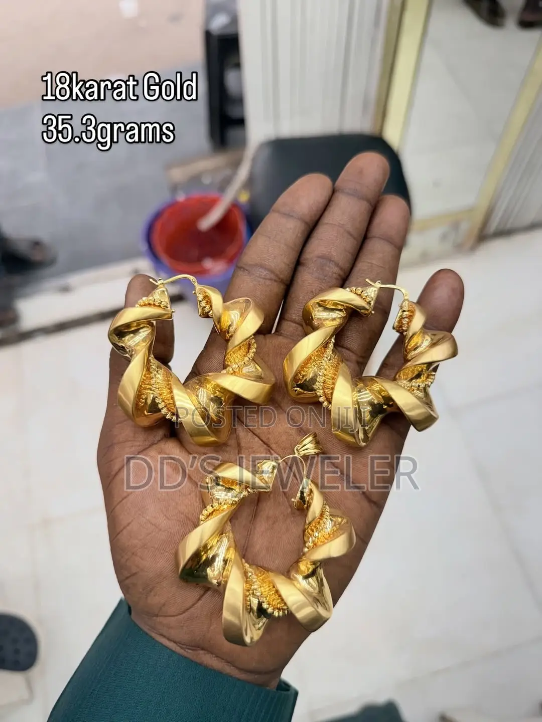18 Karat Gold Womens Set .