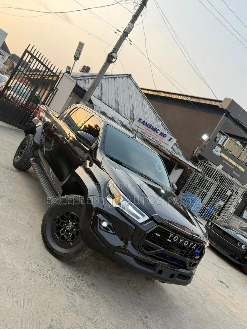 Toyota Hilux 2021 Black